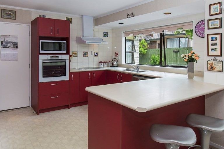 Photo of property in 9 Woodview Rise, Botany Downs, Auckland, 2010