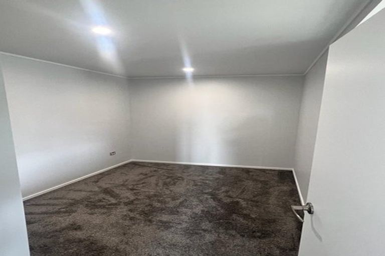 Photo of property in 26 Staincross Street, Green Bay, Auckland, 0604