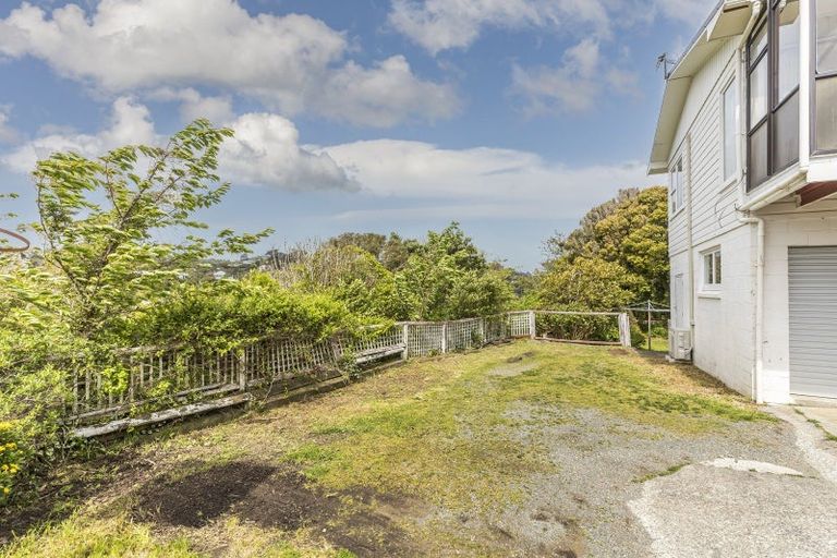 Photo of property in 9 Blandford Way, Newlands, Wellington, 6037