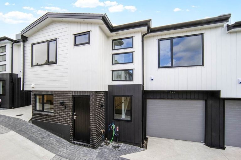 Photo of property in 70c Golf Road, New Lynn, Auckland, 0600