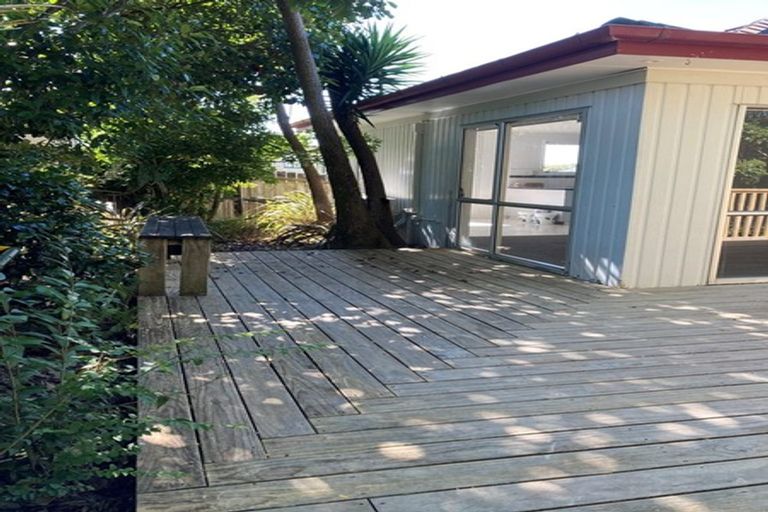 Photo of property in 1 Kayle Glen, West Harbour, Auckland, 0618