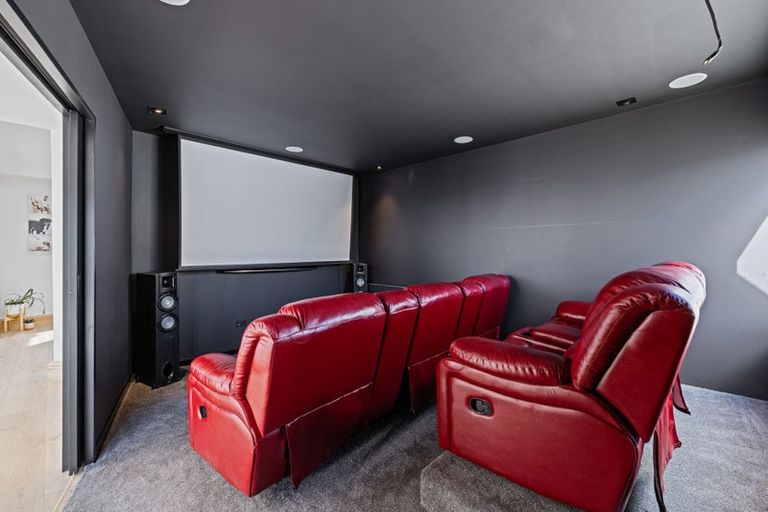 Photo of property in 9 Luxton Place, Mount Pleasant, Christchurch, 8081