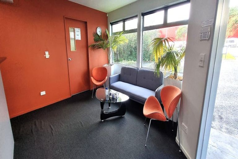 Photo of property in 1/108 Lincoln Road, Henderson, Auckland, 0610