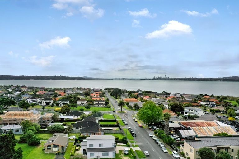 Photo of property in 14 Harbour View Road, Te Atatu Peninsula, Auckland, 0610