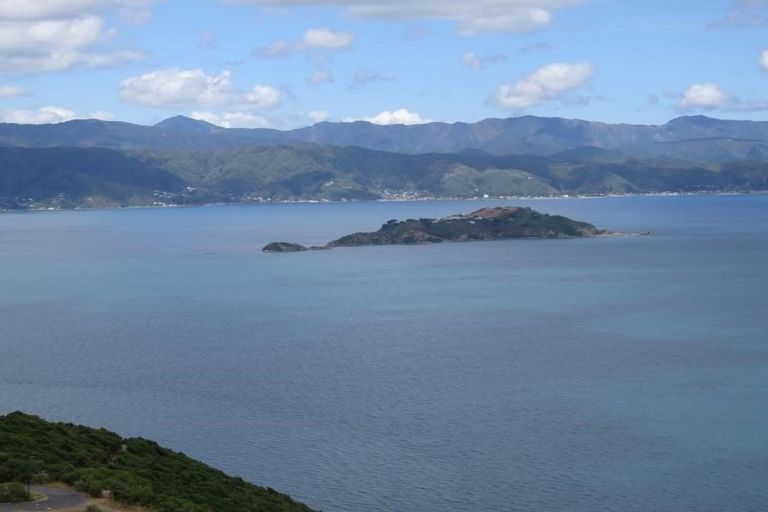 Photo of property in 18 Bennett Grove, Newlands, Wellington, 6037