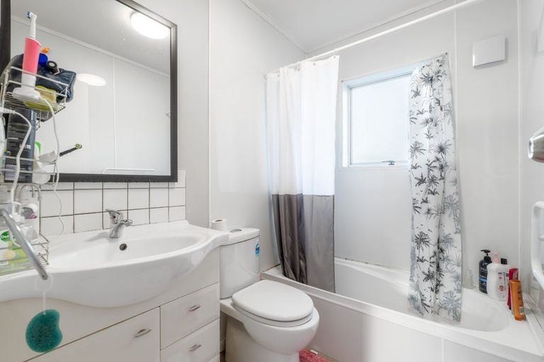 Photo of property in 2/17b Lavelle Road, Henderson, Auckland, 0612