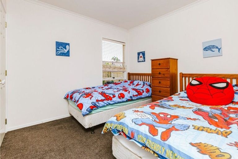 Photo of property in 24 Corta Bella Place, Golflands, Auckland, 2013