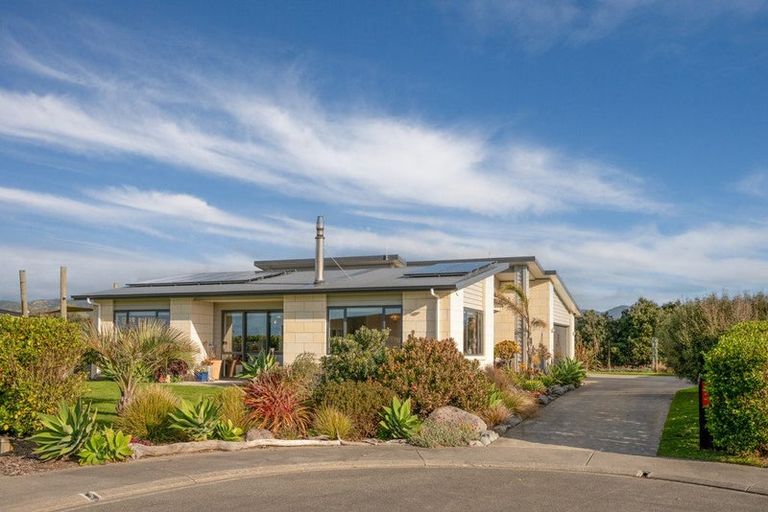 Photo of property in 18 Takahe Drive, Paraparaumu Beach, Paraparaumu, 5032