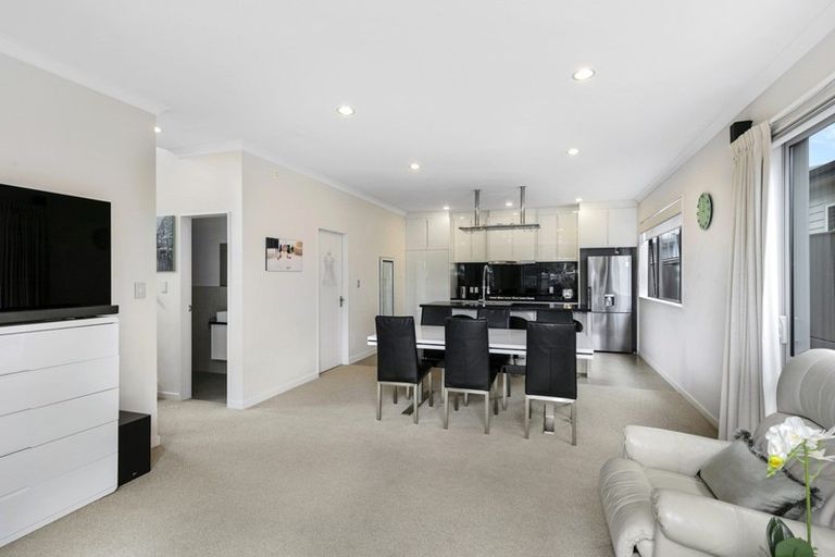 Photo of property in 60 Whites Line West, Woburn, Lower Hutt, 5010