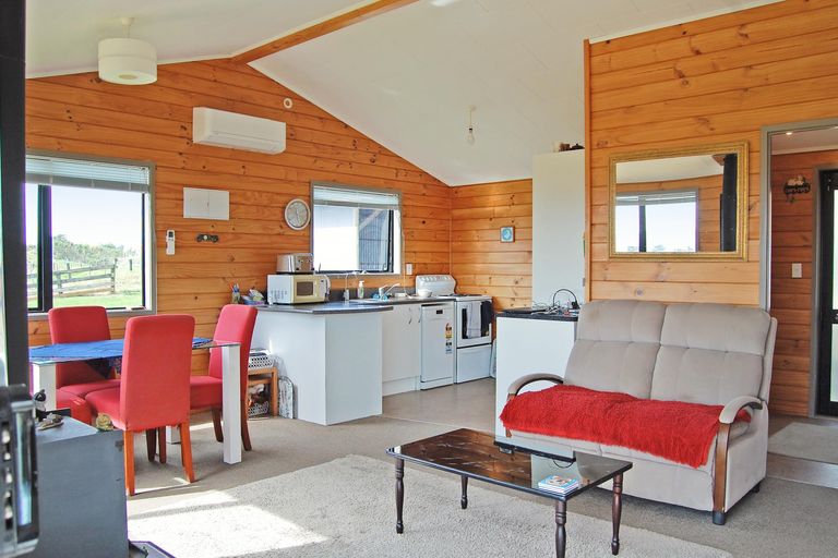 Photo of property in 210g Pukenui Road, Kaiwaka, 0573