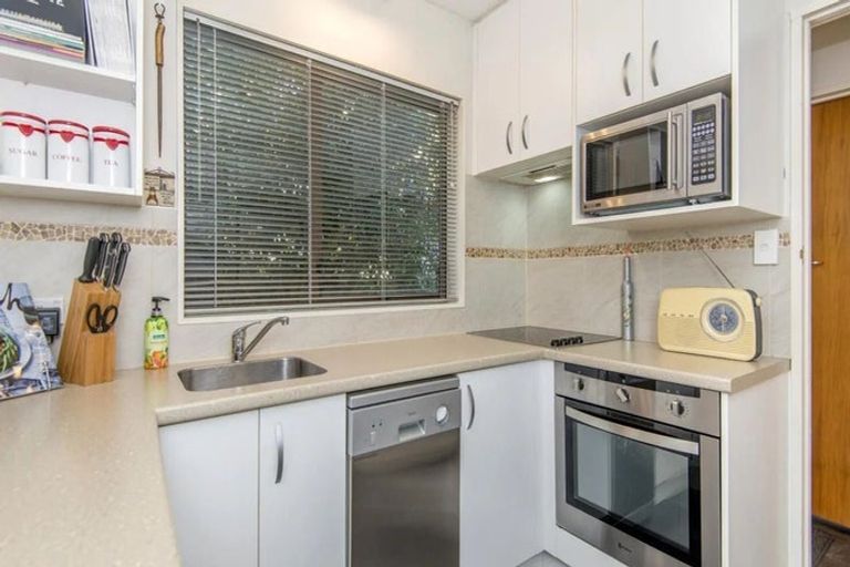 Photo of property in 2/92 North Avon Road, Richmond, Christchurch, 8013