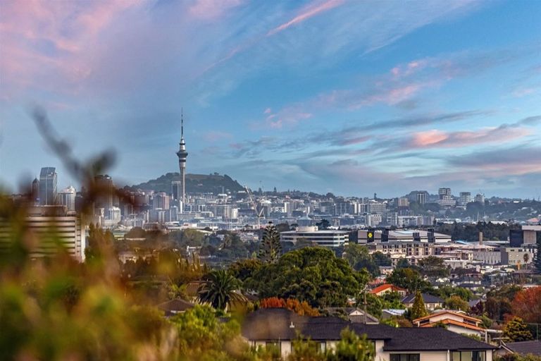 Photo of property in 2/232 East Coast Road, Forrest Hill, Auckland, 0620