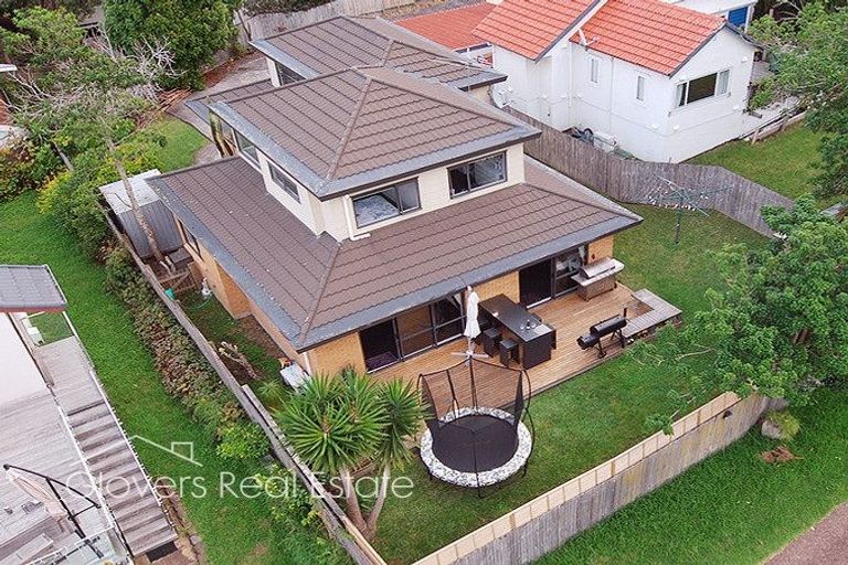 Photo of property in 18b Vardon Road, Green Bay, Auckland, 0604