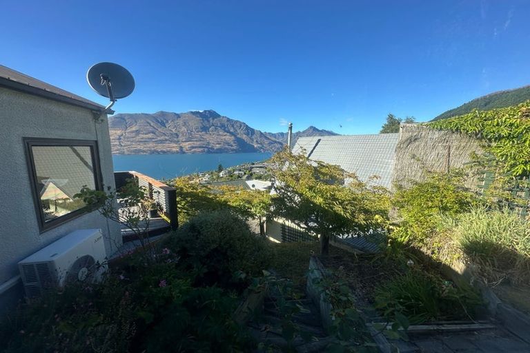 Photo of property in 92 Wynyard Crescent, Fernhill, Queenstown, 9300
