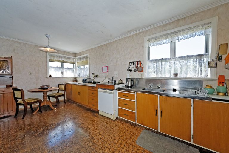 Photo of property in 10 Springside Place, New Lynn, Auckland, 0600