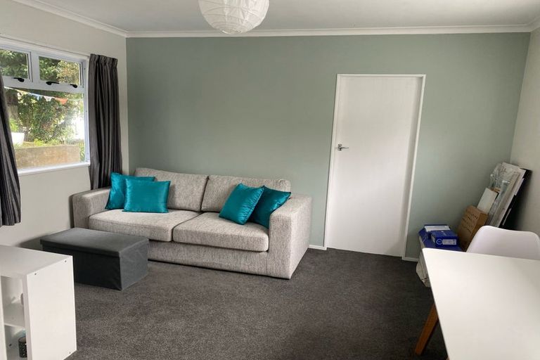 Photo of property in 27 Kellsmere Crescent, Island Bay, Wellington, 6023