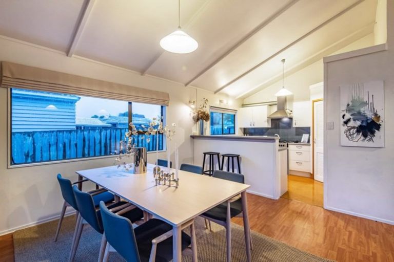 Photo of property in 2/17 Oliver Street, Point Chevalier, Auckland, 1022