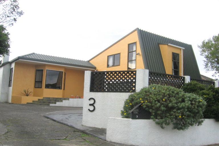 Photo of property in 3 Kereru Bend, Tawa, Wellington, 5028