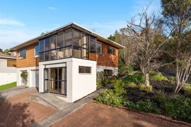Photo of property in 1/2 Leith Way, Rothesay Bay, Auckland, 0630