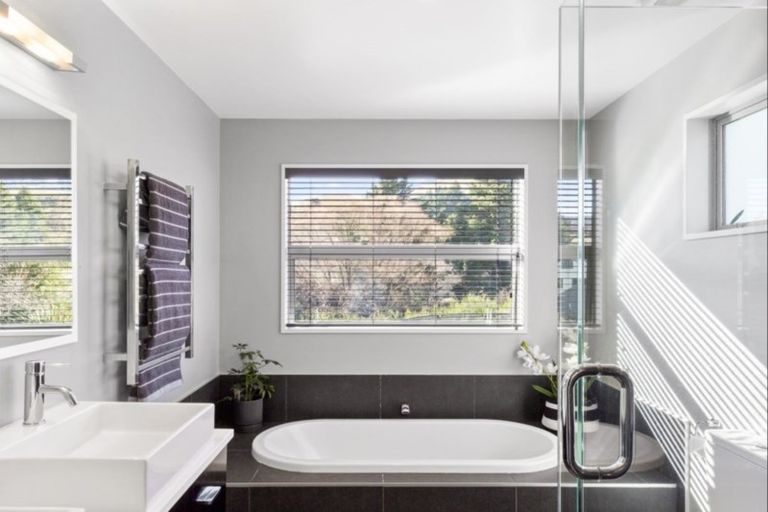 Photo of property in 73 Oregon Drive, Kelvin Heights, Queenstown, 9300