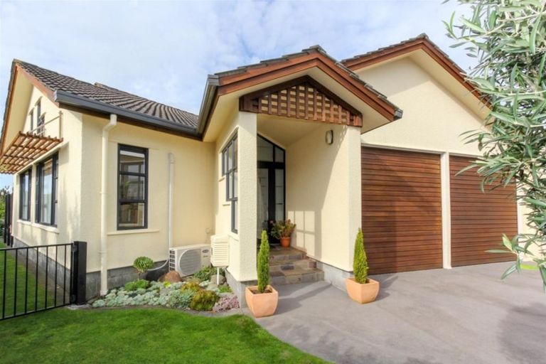 Photo of property in 10 Frank Frethey Place, Highlands Park, New Plymouth, 4312