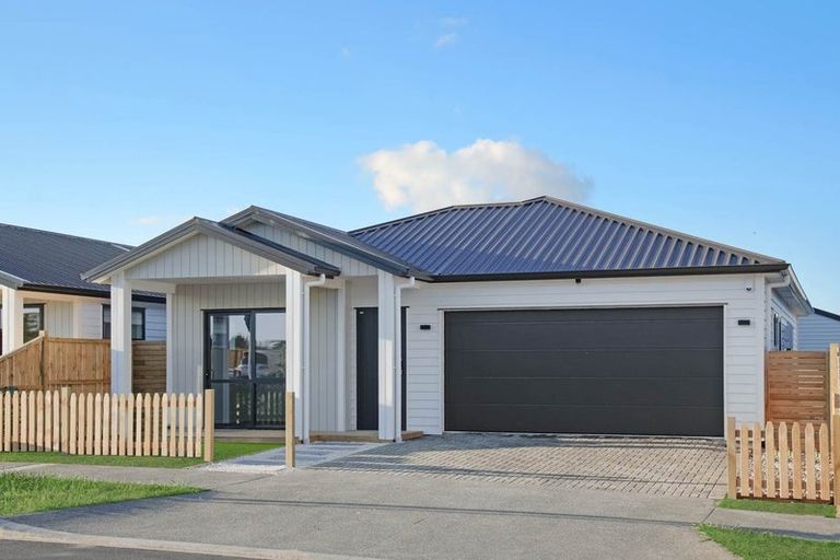 Photo of property in 19 Cronshaw Road, Karaka, 2113