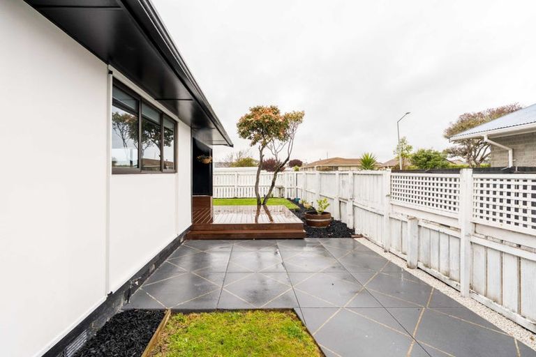 Photo of property in 8a Queenspark Drive, Parklands, Christchurch, 8083