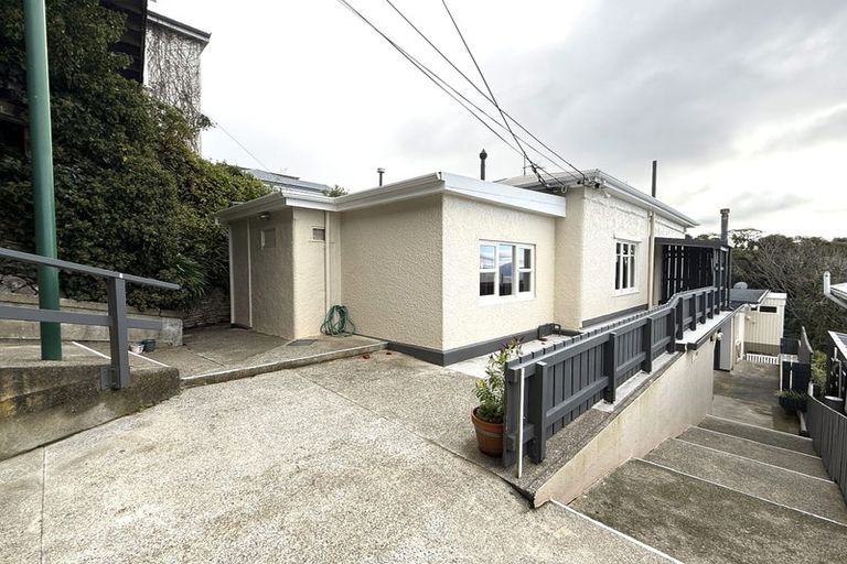 Photo of property in 22 Dorking Road, Brooklyn, Wellington, 6021