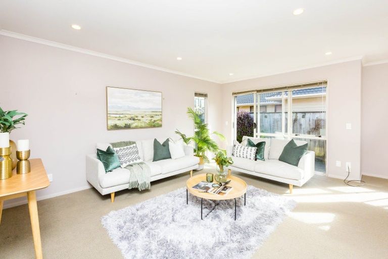 Photo of property in 10 Mcewen Crescent, Riverstone Terraces, Upper Hutt, 5018