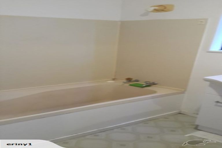 Photo of property in 2/523 Glenfield Road, Glenfield, Auckland, 0629