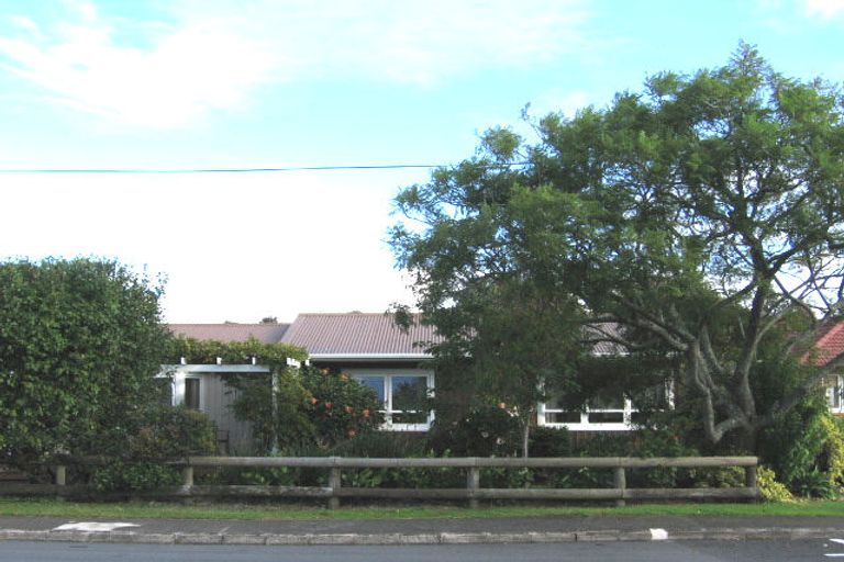 Photo of property in 6 Gloria Avenue, Te Atatu Peninsula, Auckland, 0610