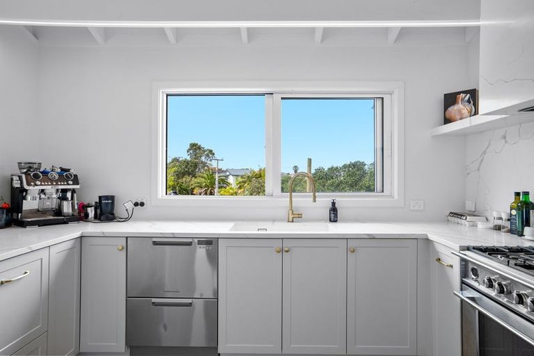 Photo of property in 7 Parr Terrace, Castor Bay, Auckland, 0620