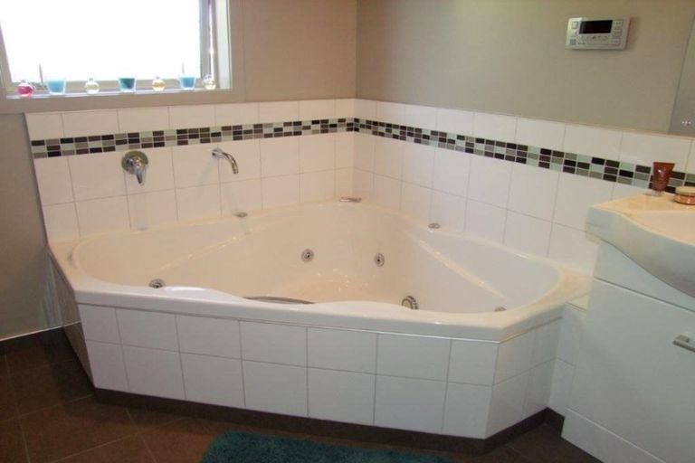 Photo of property in 21 Burns Street, Milton, 9220