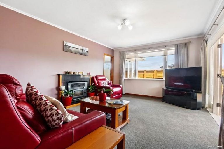 Photo of property in 32 Gloria Avenue, Te Atatu Peninsula, Auckland, 0610