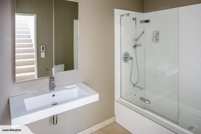 Photo of property in 51 Tiketike Way, Brooklyn, Wellington, 6021