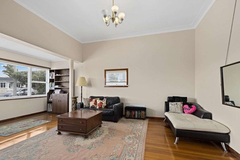 Photo of property in 1/221 Onewa Road, Birkenhead, Auckland, 0626