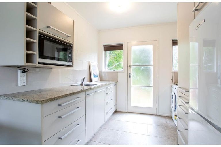 Photo of property in 2/20 Hinau Street, New Lynn, Auckland, 0600