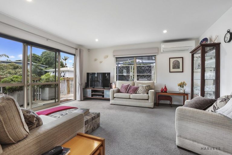 Photo of property in 48 Godley Road, Green Bay, Auckland, 0604