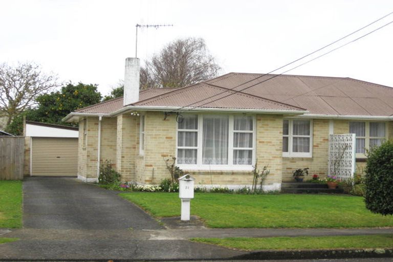 Photo of property in 21 Karaka Crescent, Levin, 5510