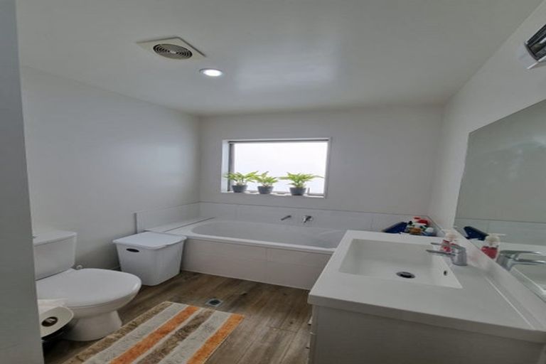 Photo of property in 26 Brashier Circle, Sunnyvale, Auckland, 0612
