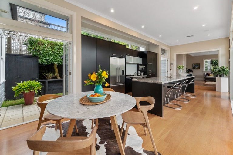 Photo of property in 21 St Aubyn Street, Devonport, Auckland, 0624