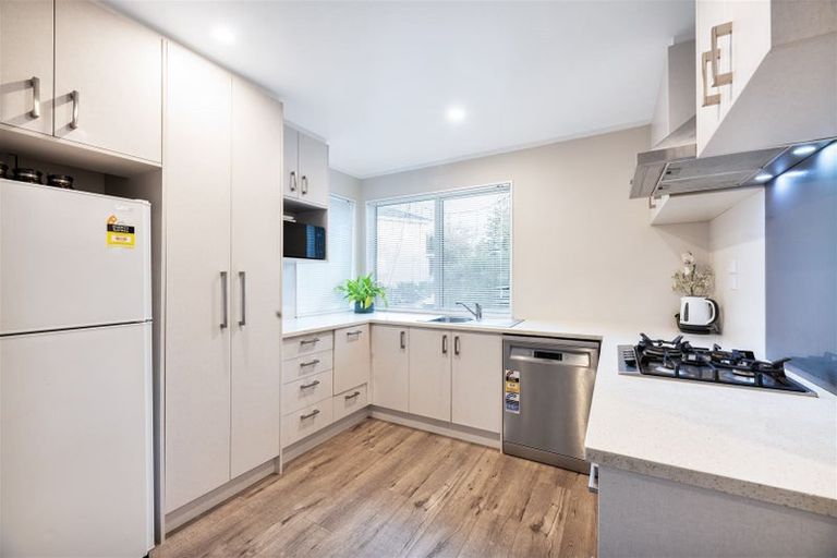 Photo of property in 2 Manatu Lane, Kelston, Auckland, 0602