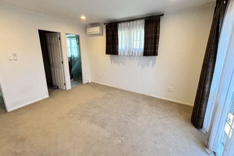 Photo of property in 24 Crescent Hills Court, Northpark, Auckland, 2013