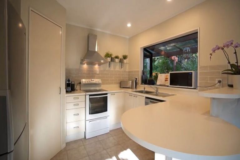 Photo of property in 2/36 Greenvalley Rise, Glenfield, Auckland, 0629