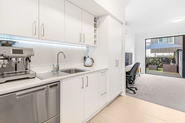 Photo of property in 2 Hononga Lane, Northcote, Auckland, 0627