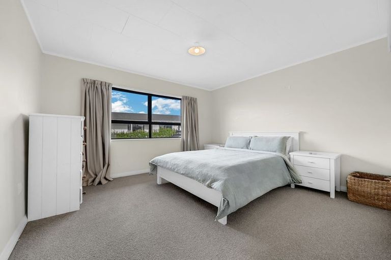 Photo of property in 44a Edgewater Parade, Waiuku, 2123