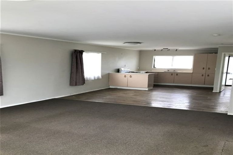 Photo of property in 4 Dungarvon Place, Clendon Park, Auckland, 2103