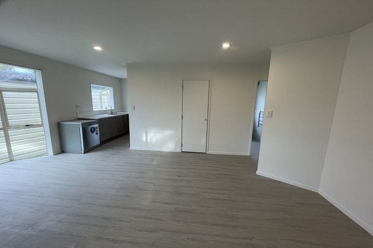Photo of property in 21 Chilcott Road, Henderson, Auckland, 0612
