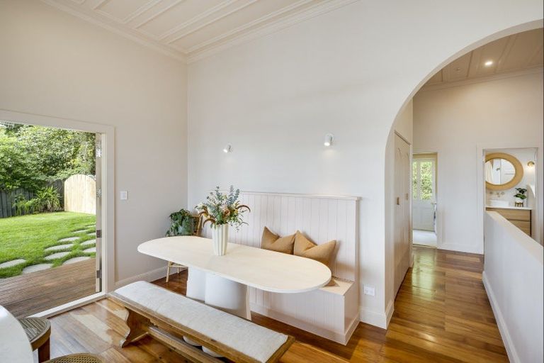 Photo of property in 5 Denholm Road, Hospital Hill, Napier, 4110