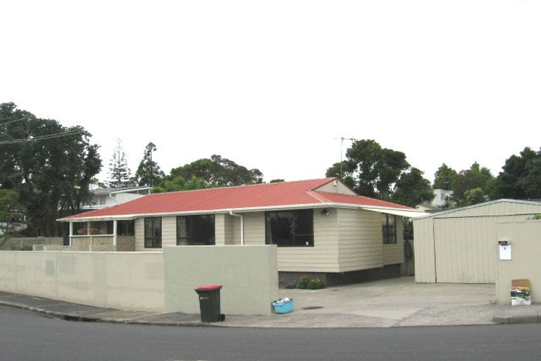 Photo of property in 3 Kimber Hall Avenue, Blockhouse Bay, Auckland, 1041
